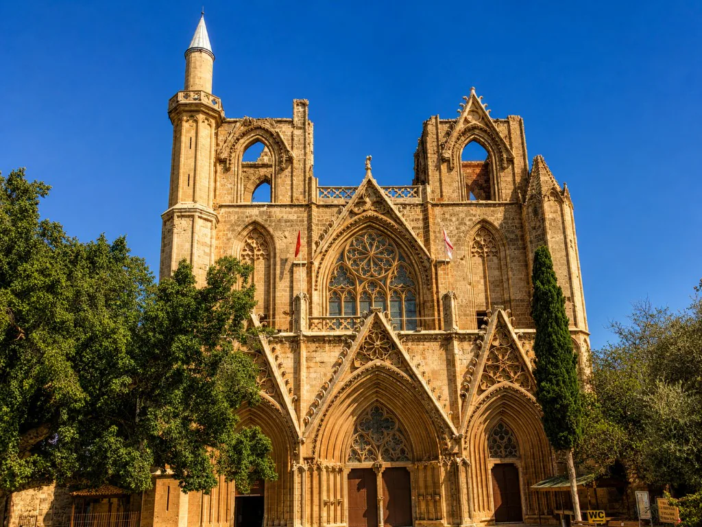 Gazimağusa’daki tarihi Lala Mustafa Paşa Camii (Saint Nicholas Katedrali), Kuzey Kıbrıs’ta gezilecek yerler
